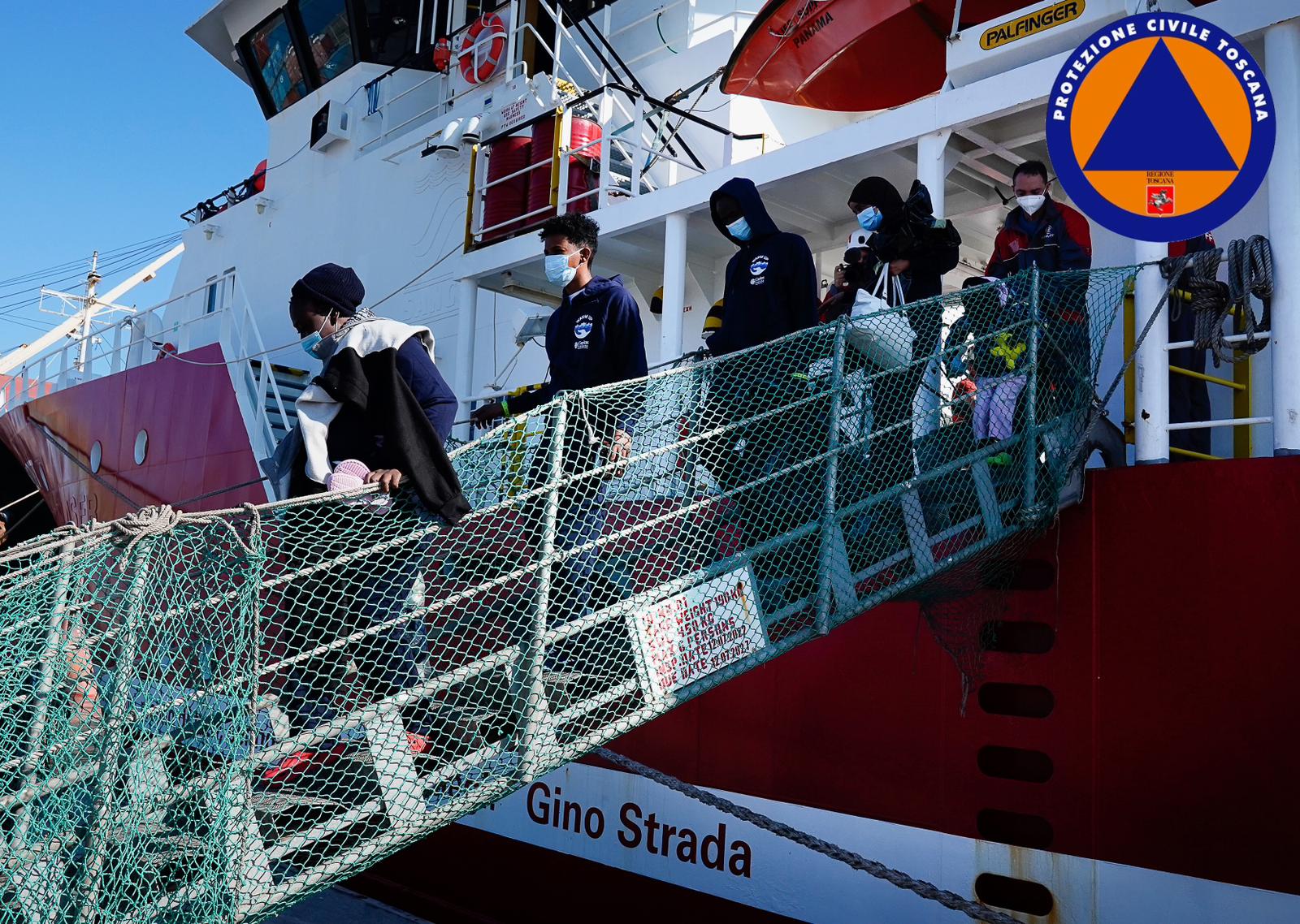Immagine La Life Support a Marina di Carrara, accolti i 55 migranti salvati al largo della Libia